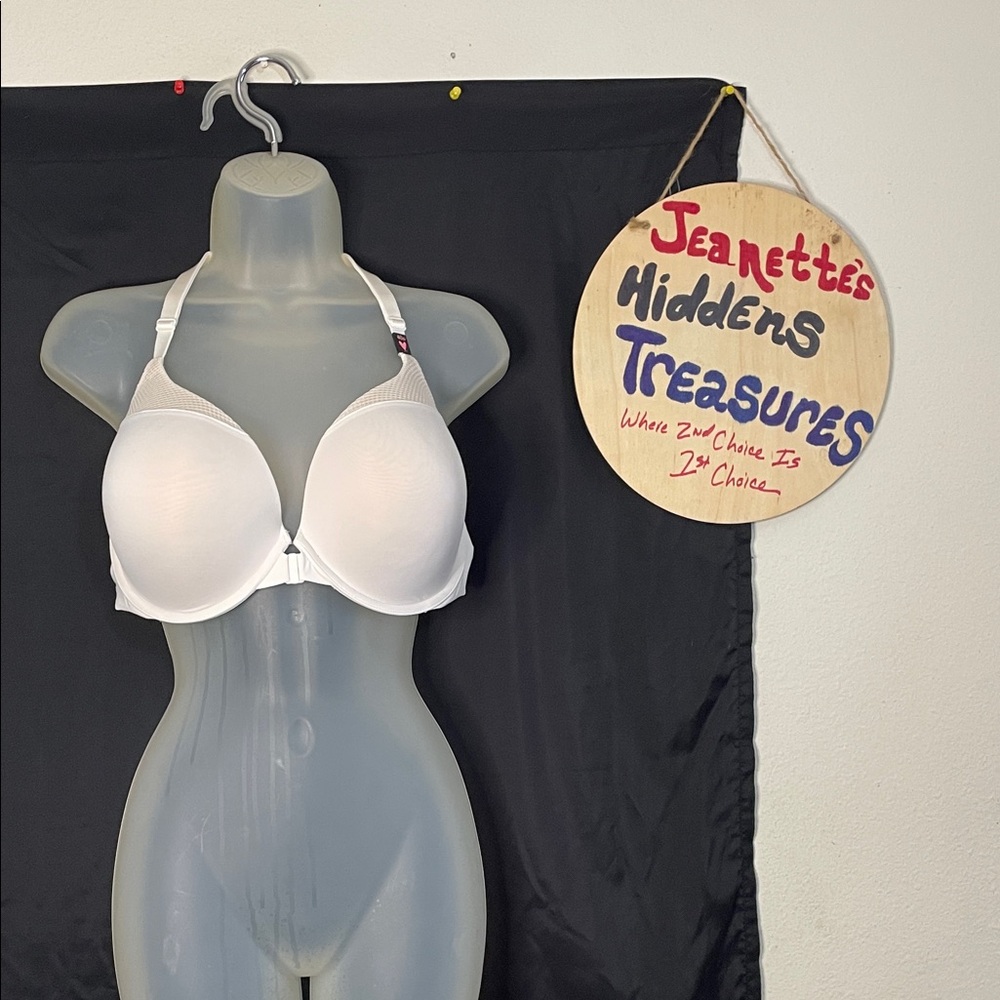 💥NEW ITEM💥 Victoria’s Secret 
White Women's Bra and beige 40 D
